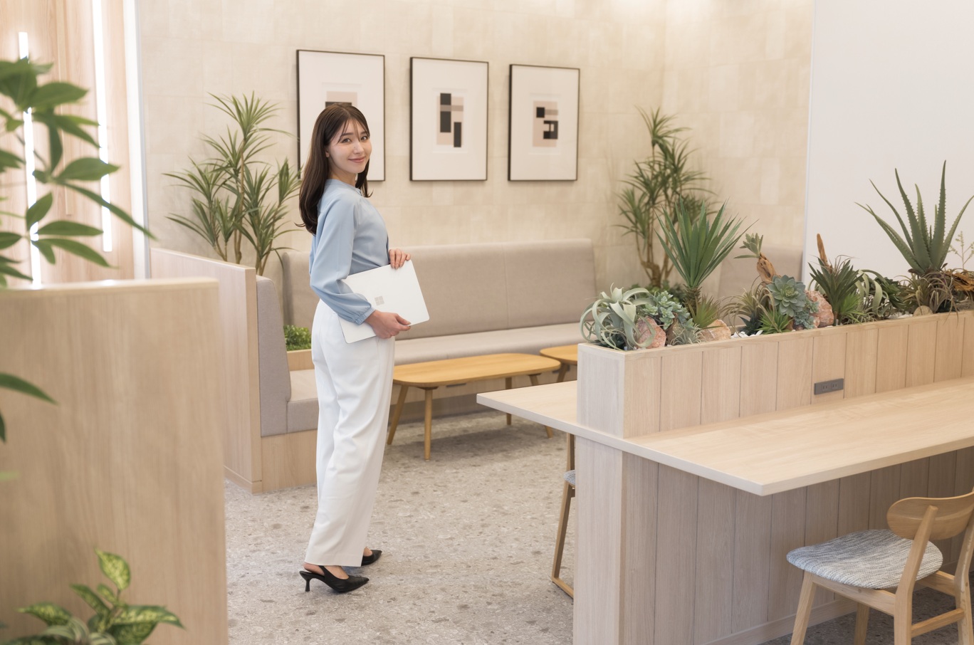 受付でタブレットを操作する女性