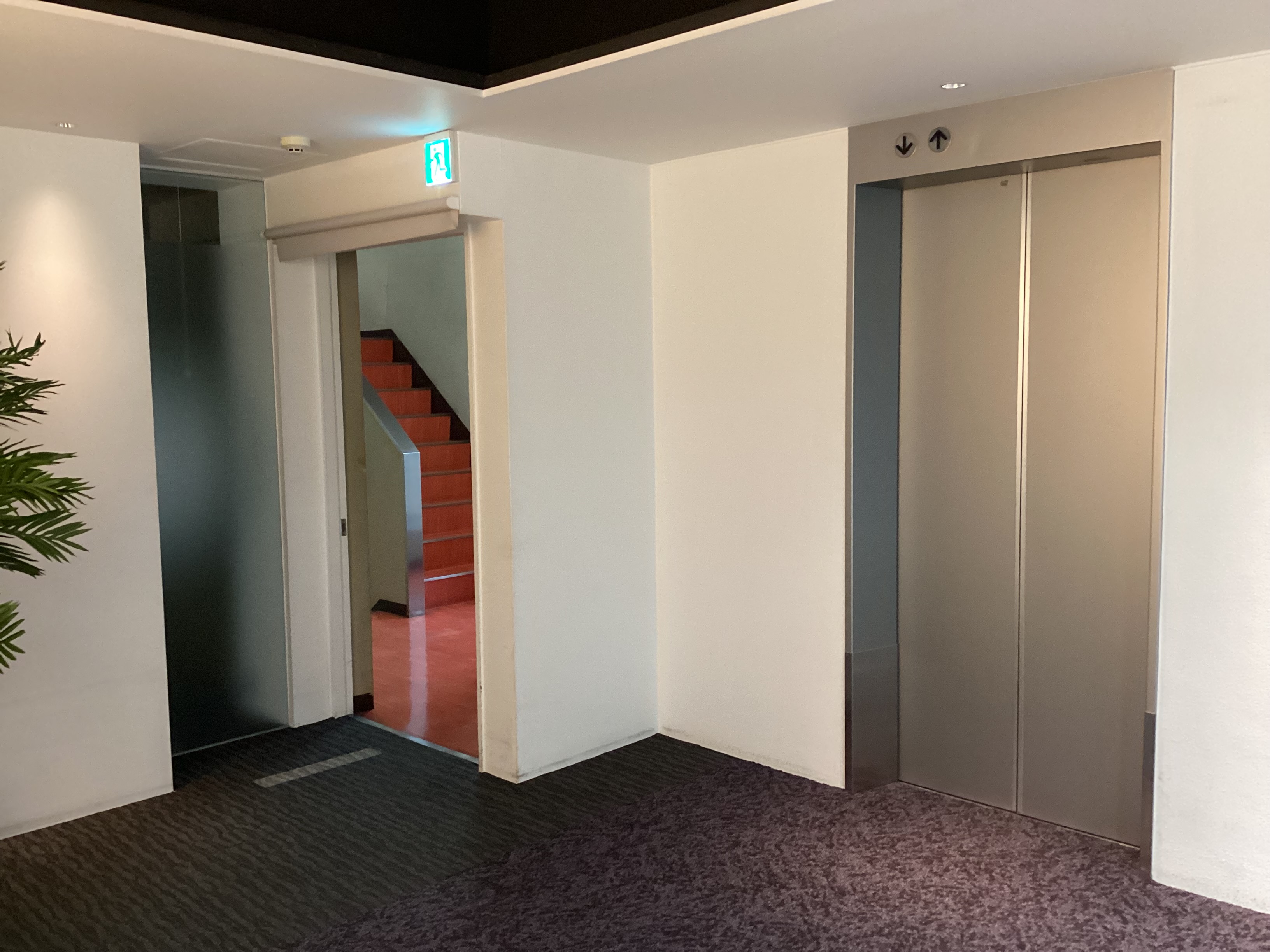 階段とエレベーター