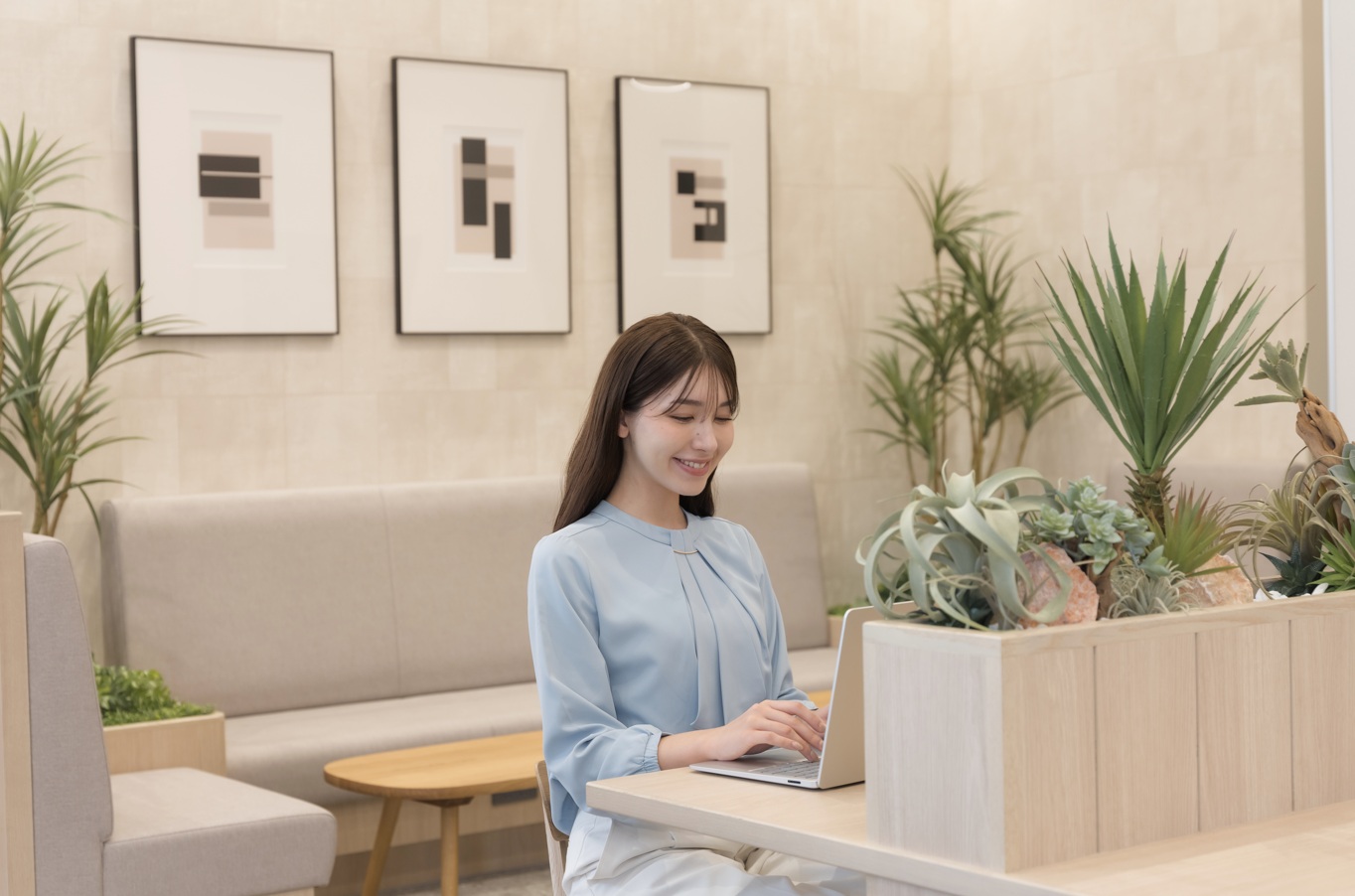 ラウンジで仕事をする女性