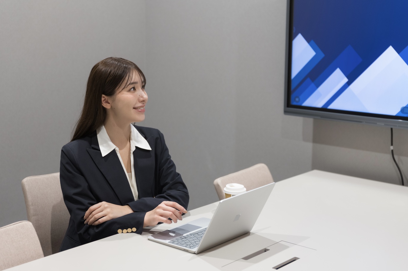 会議室で説明を受けている様子