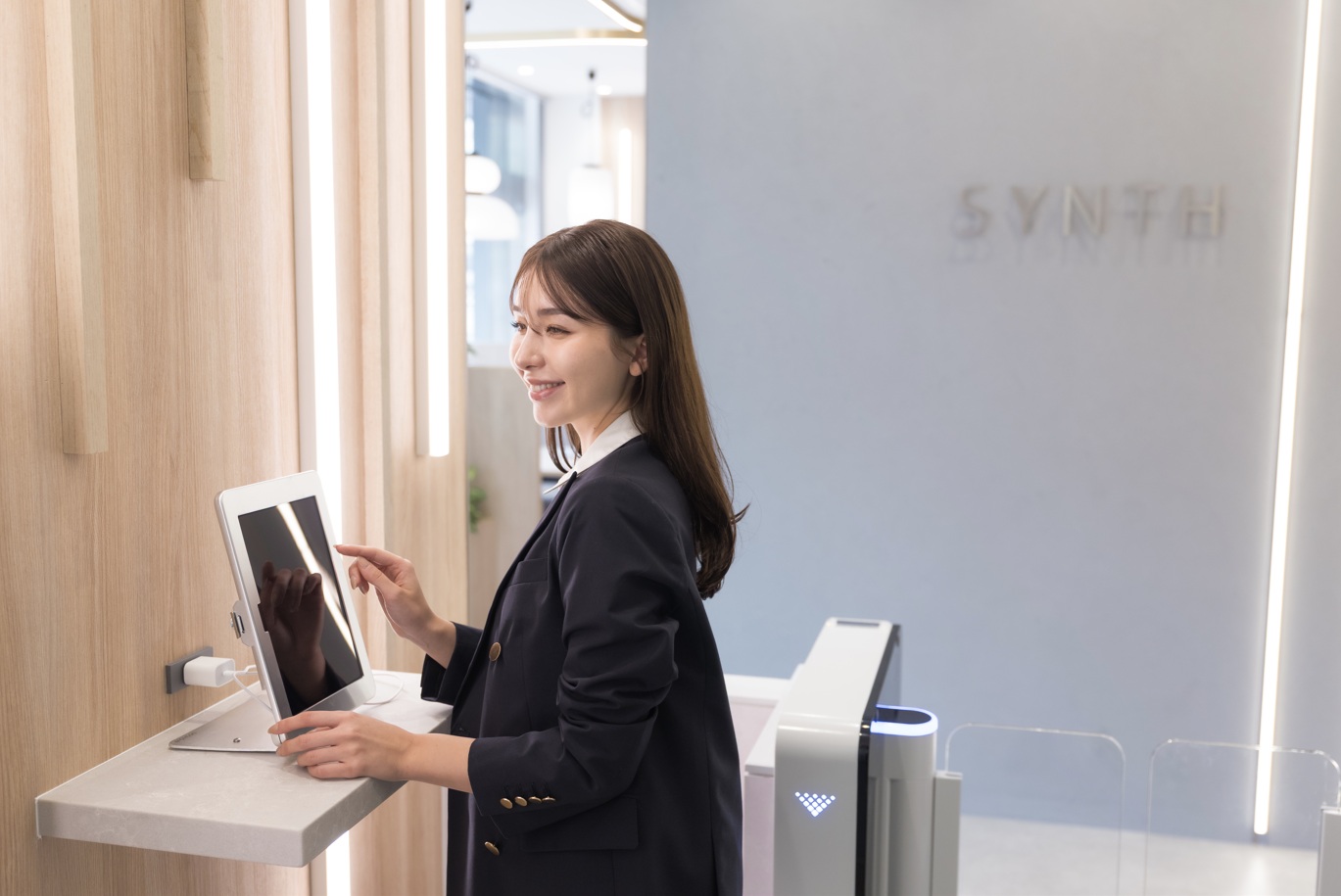 受付でアバターと話している様子