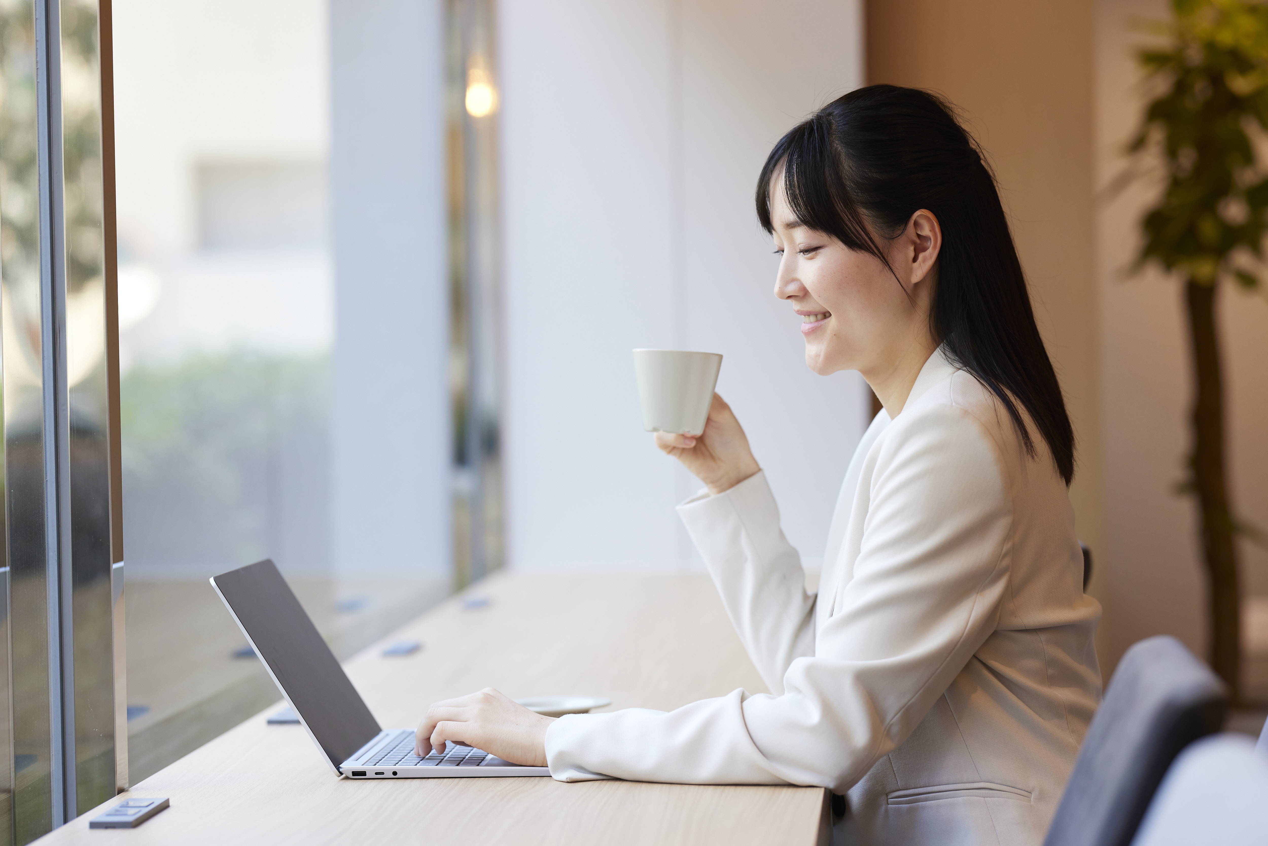コーヒーを飲む女性