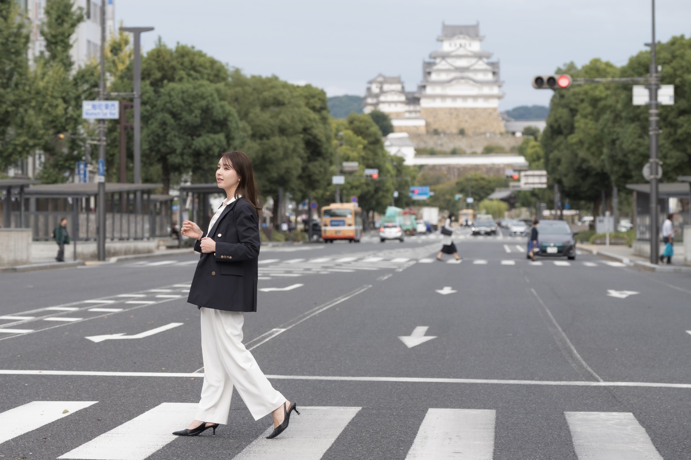 姫路城前をあるく女性