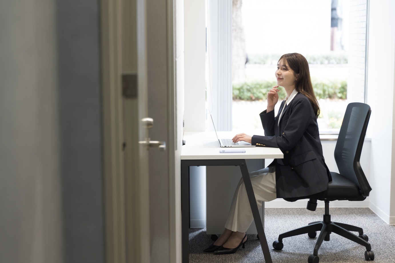 女性が机に座って仕事をしている姿